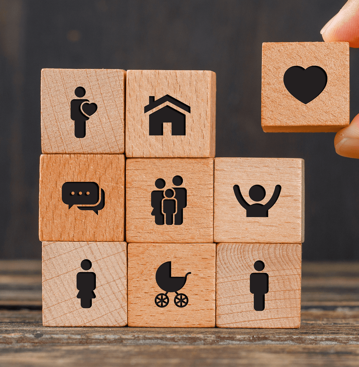 Cubes en bois représentant la famille et la protection santé